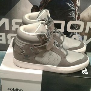 Grey adidas high tops.